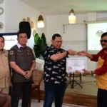 Fir Azwar, seniman Palembang yang menciptakan logo Festival Jazz Internasional Suara Musi 2024, menerima penghargaan dari Penjabat (PJ) Wali Kota Palembang yang sekarang menjabat Dr. A. Damenta, Mag.rer.publ, CGCAE yang kini menjabat Inspektur Jenderal pada Kementerian Kependudukan & Pembangunan Keluarga Republik Indonesia dalam acara silaturahmi bersama Dewan Kesenian Palembang dan Budayawan dimana kegiatan ini bertempat di Guns cafe & Resto Selasa (3/11) (IST).