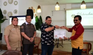 Fir Azwar, seniman Palembang yang menciptakan logo Festival Jazz Internasional Suara Musi 2024, menerima penghargaan dari Penjabat (PJ) Wali Kota Palembang yang sekarang menjabat Dr. A. Damenta, Mag.rer.publ, CGCAE yang kini menjabat Inspektur Jenderal pada Kementerian Kependudukan & Pembangunan Keluarga Republik Indonesia dalam acara silaturahmi bersama Dewan Kesenian Palembang dan Budayawan dimana kegiatan ini bertempat di Guns cafe & Resto Selasa (3/11) (IST).