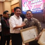 gubernur sumsel saat menyerahkan penghargaan paritrana award 2024