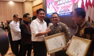 gubernur sumsel saat menyerahkan penghargaan paritrana award 2024 gubernur sumsel saat menyerahkan penghargaan paritrana award 2024