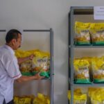 warga membeli beras program stabilisasi pasokan dan harga pangan sphp saat kegiatan gerakan pangan murah di kantor pos fatmawa 1752812707580 169