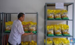 warga membeli beras program stabilisasi pasokan dan harga pangan sphp saat kegiatan gerakan pangan murah di kantor pos fatmawa 1752812707580 169