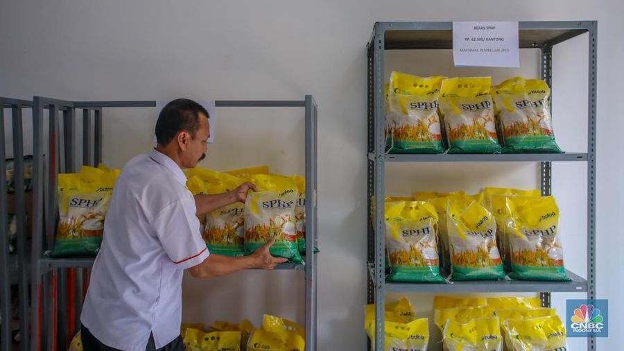 warga membeli beras program stabilisasi pasokan dan harga pangan sphp saat kegiatan gerakan pangan murah di kantor pos fatmawa 1752812707580 169